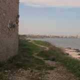 A questo punto imbocchiamo sulla sinistra uno stretto sentiero che ci permette di camminare a un metro dal mare avendo di fronte a noi lo skyline del centro storico di Giovinazzo
